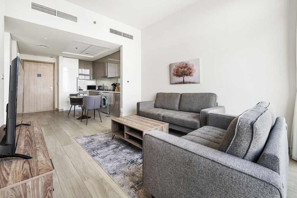 Cozy 1BR with Balcony Views