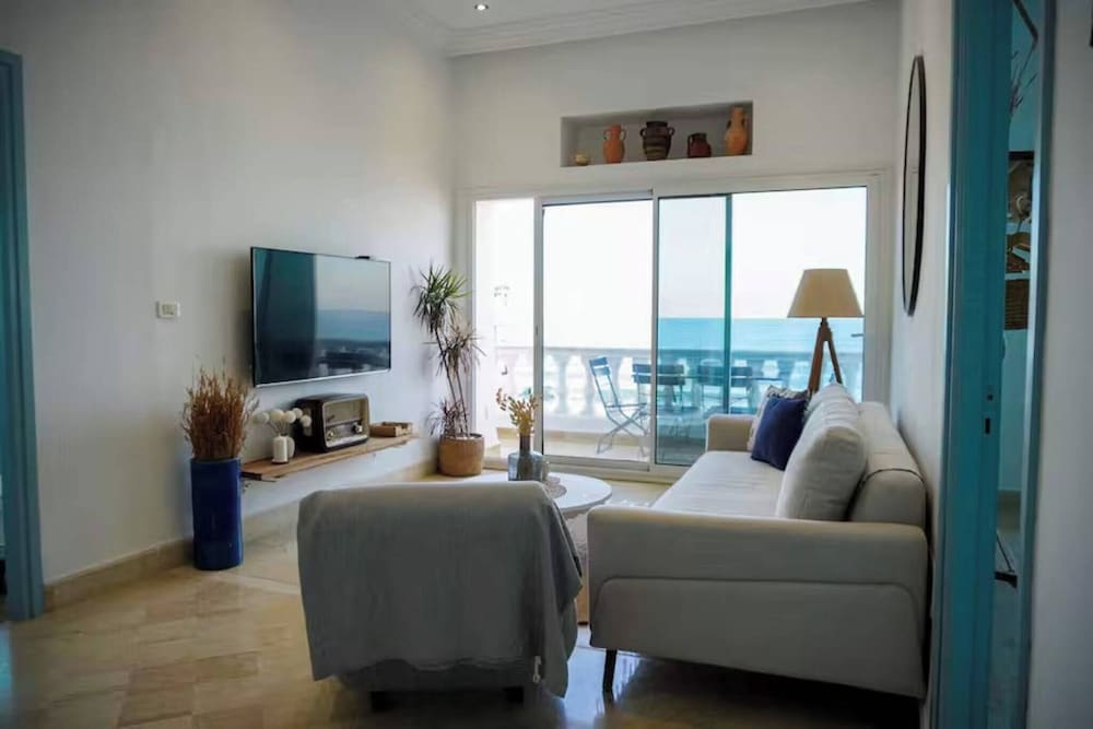 La Vague Bleue Apartment With Feet in the Water