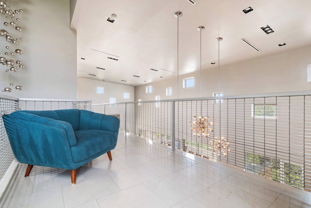 Luxury 4BR Hilltop Retreat Hot Tub & Scenic Views