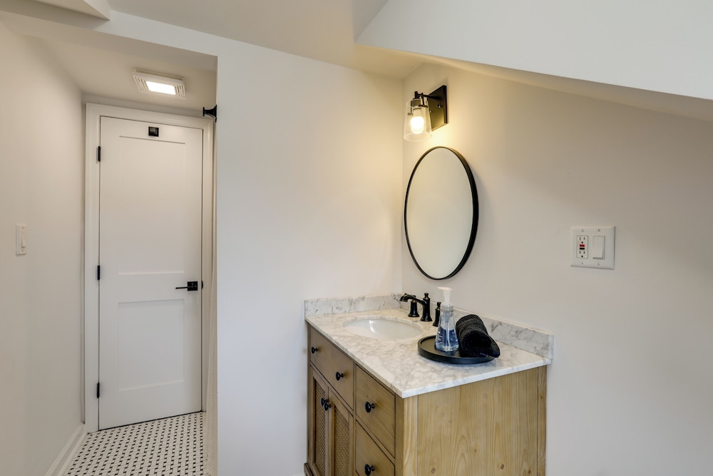 1 Mi to Beaches & Boardwalk: Asbury Park Retreat