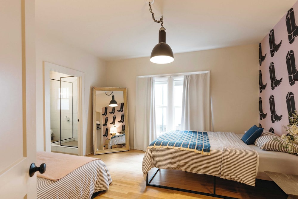 East Nashville Retreat w/ Fireplace, Backyard Firepit, Outdoor Dining & Minutes From Downtown Music, Food & Nightlife Chapel House by Avantstay