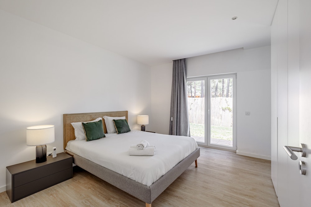 Aroeira Modern Grand Villa With Pool by Homing