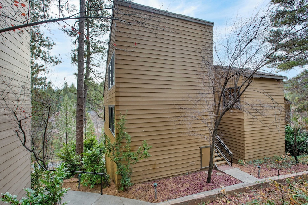 Arrowhead Lakeside Escape by Avantstay 3min Walk to Lake, Private Beach Access