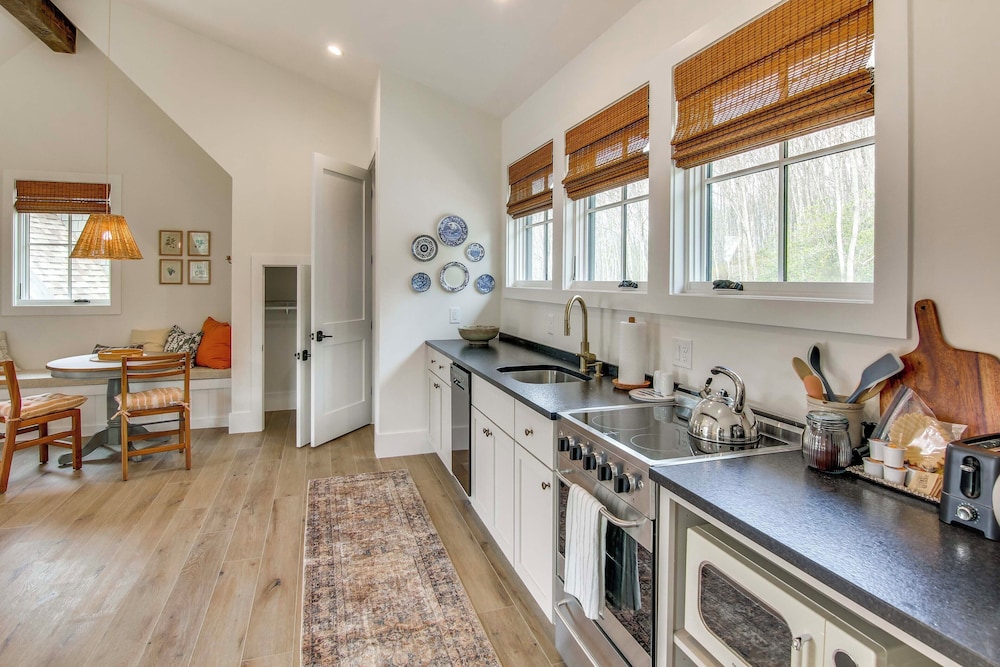 Modern Mountain-view Gem w/ Deck in Glenville