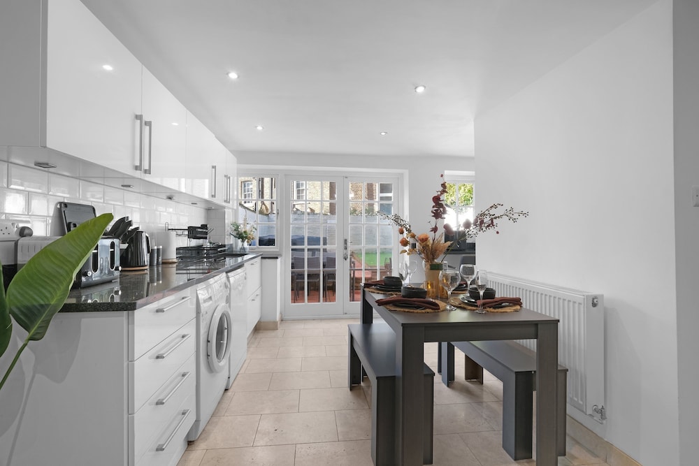 Luxury 3BR 2BA with Hot Tub and Garden