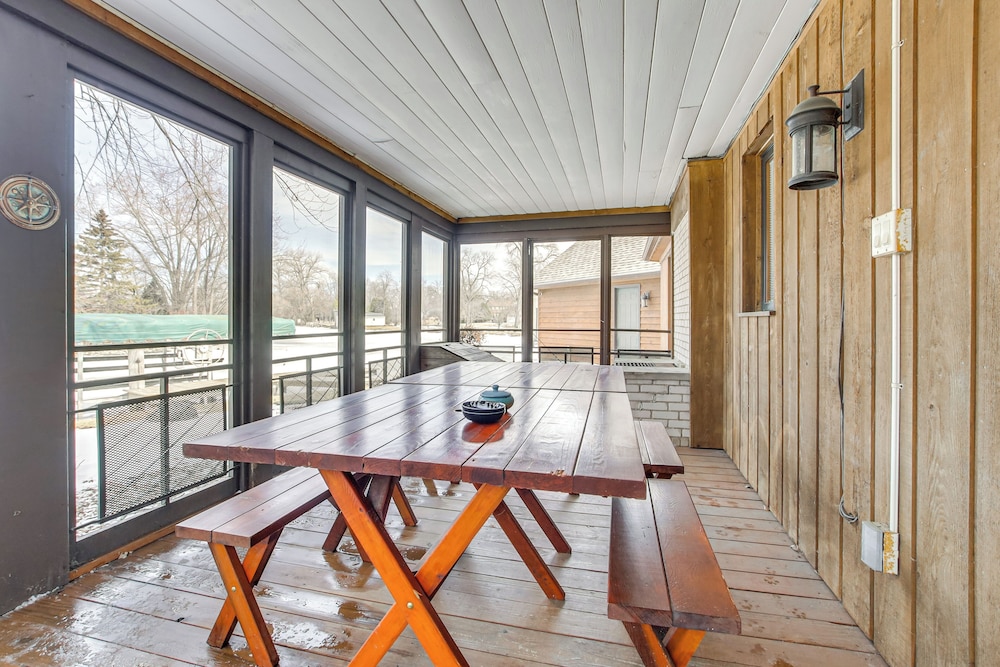 Lake Winnebago Family Retreat: Dock & Deck!