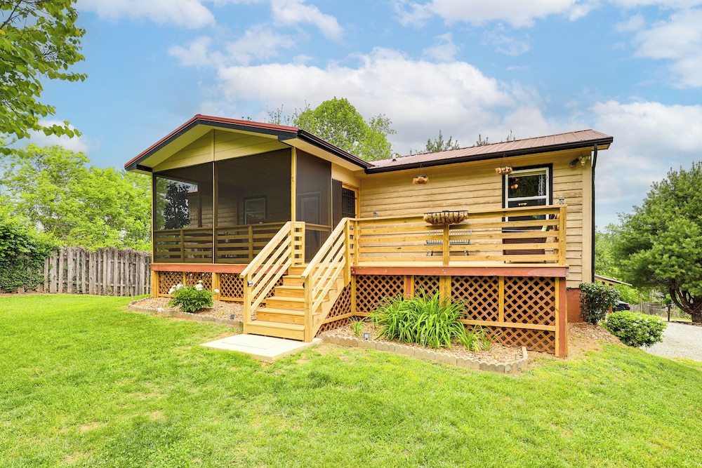 3 Mi to Dtwn Asheville: Duplex w/ Spacious Yard!