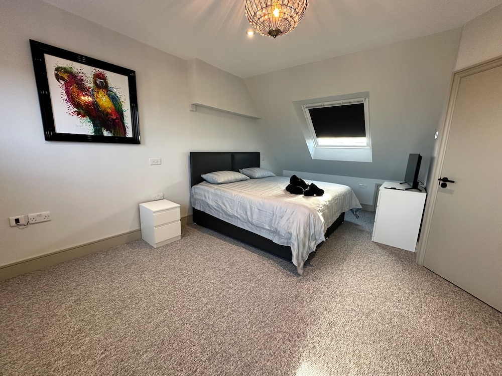 Captivating 6 -bed House in Waltham Abbey