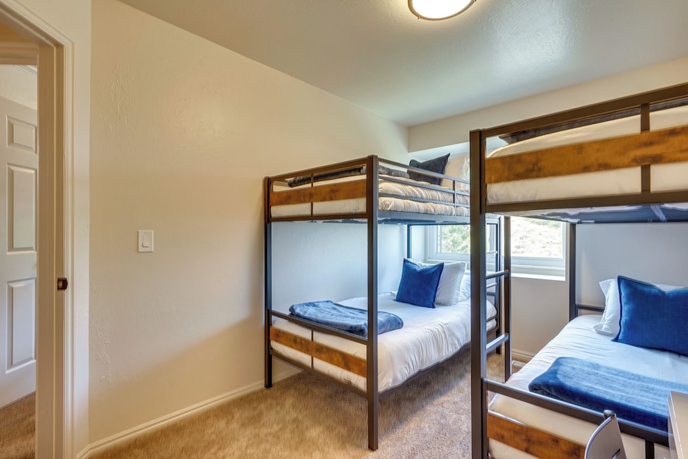 Mtn Views & Canyon Access: Cottonwood Heights Home