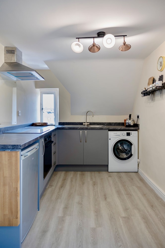 Cozy Corsham Apartment With 2 Bedrooms