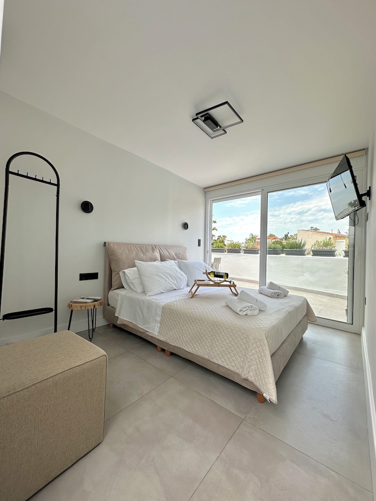 Step One - Luxury Suites right in the heart of Acropolis next to metro station