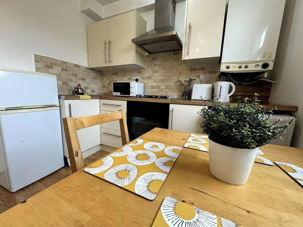 1 Bed-sleeps 4-pet Friendly-central Location