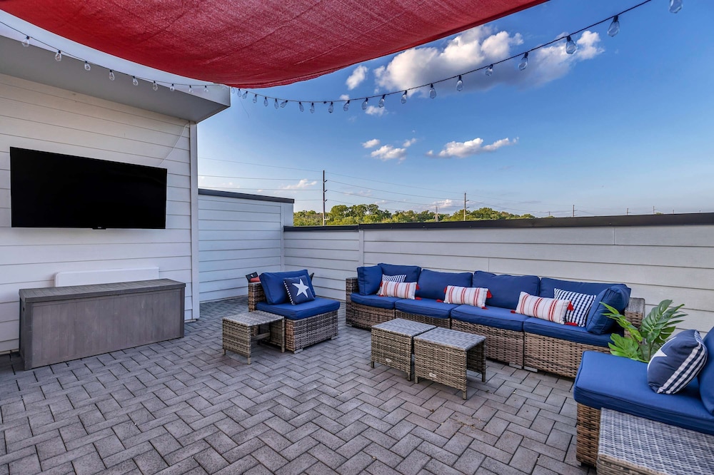 New Rooftop With City Views Game Room DT Nash