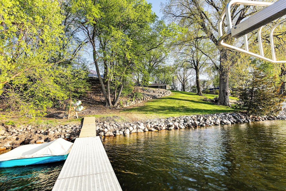 Scenic Home w/ Lake Washington Access & Fire Pit