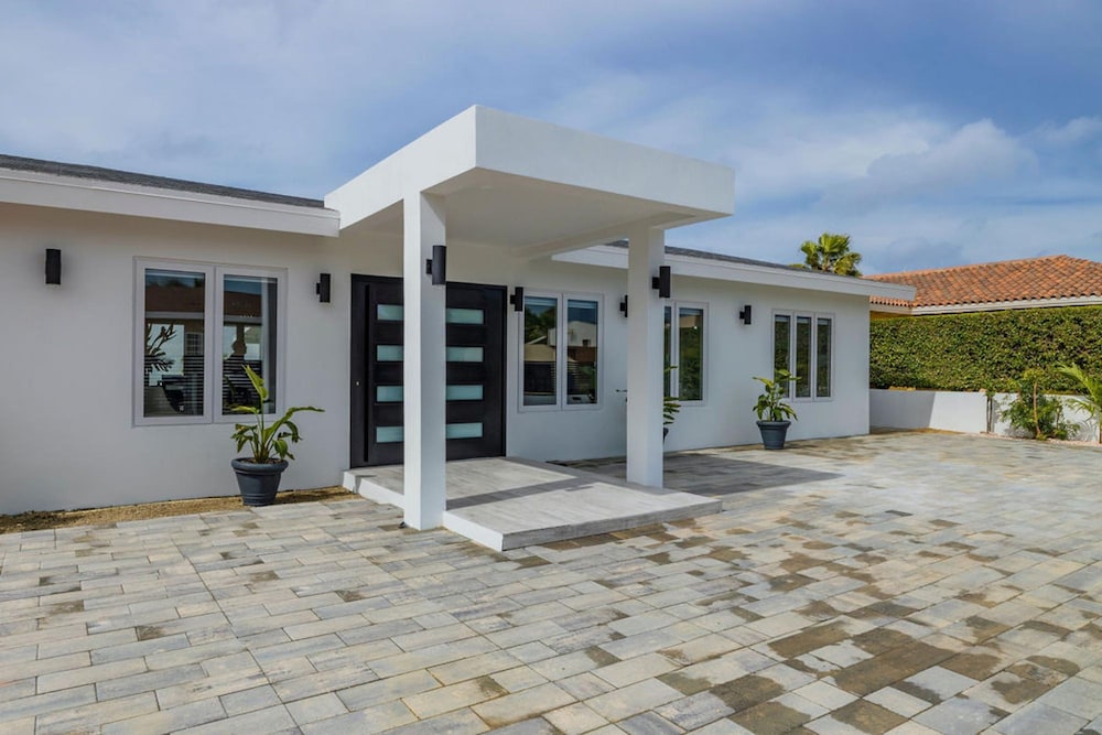 NEW 5BR Villa w Privatepool 3min to Eagle Beach