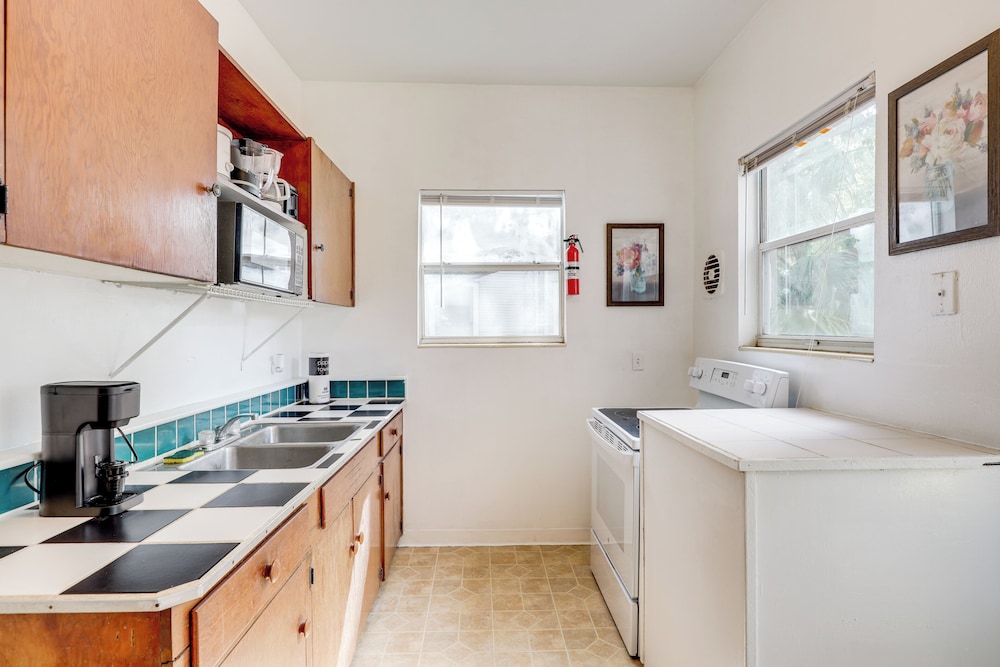 Steps to Food & Shops: Cozy Condo in Jacksonville!