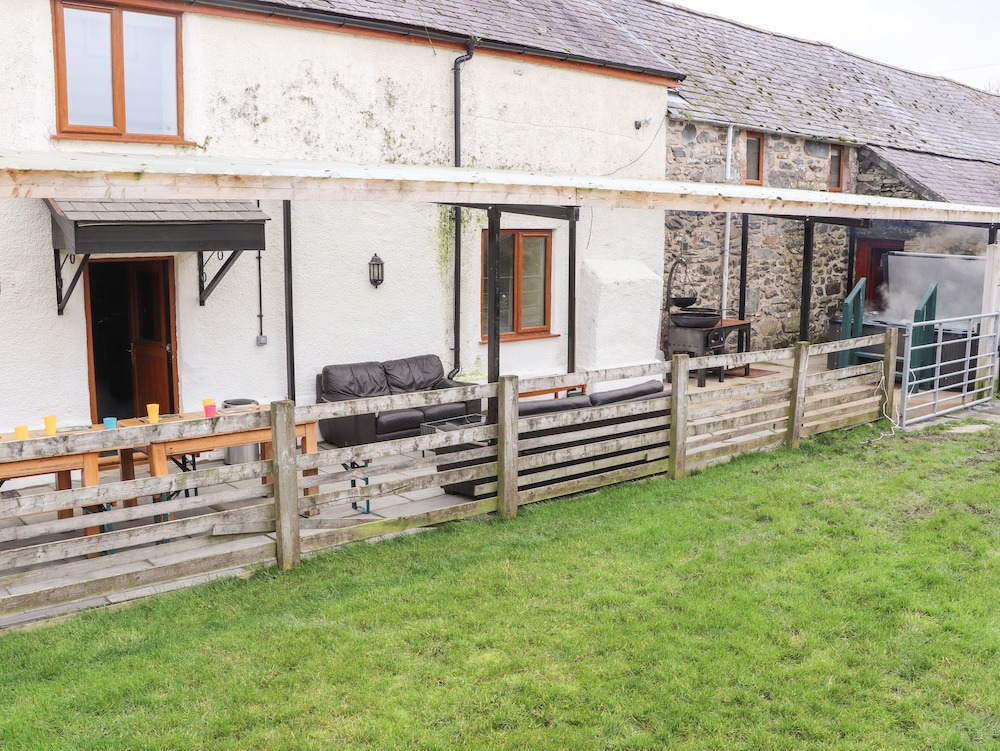 Maestyddyn Farm House