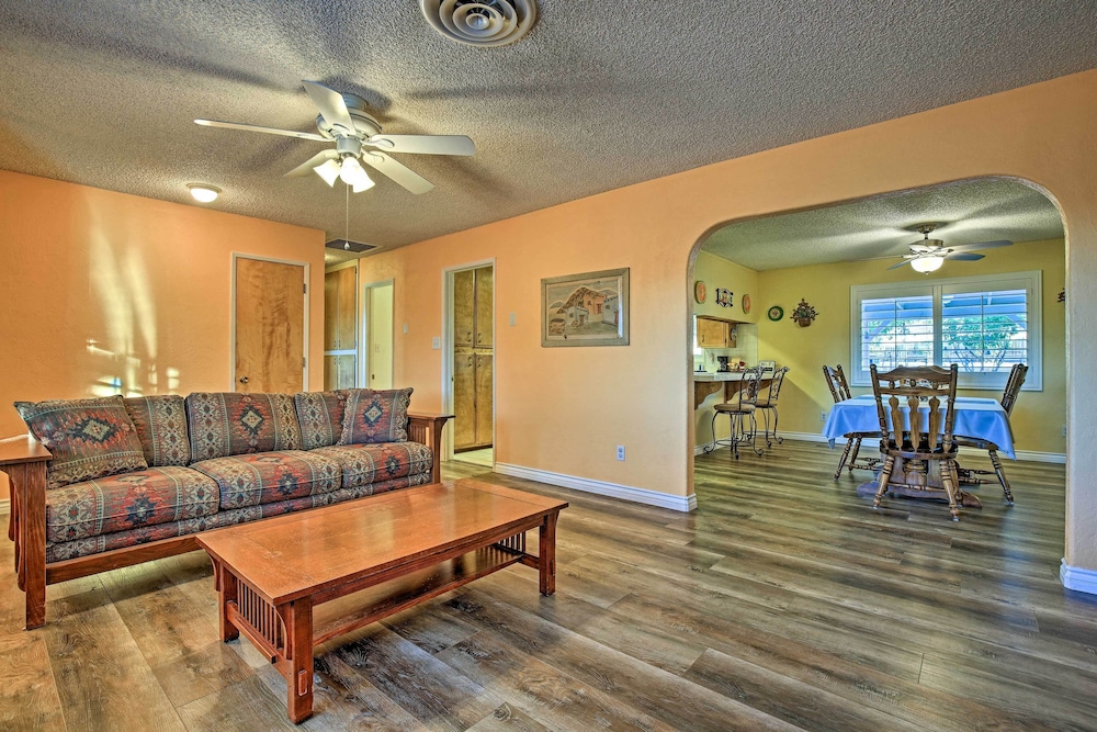 Charming Home, 8 Mi to Joshua Tree Natl Park