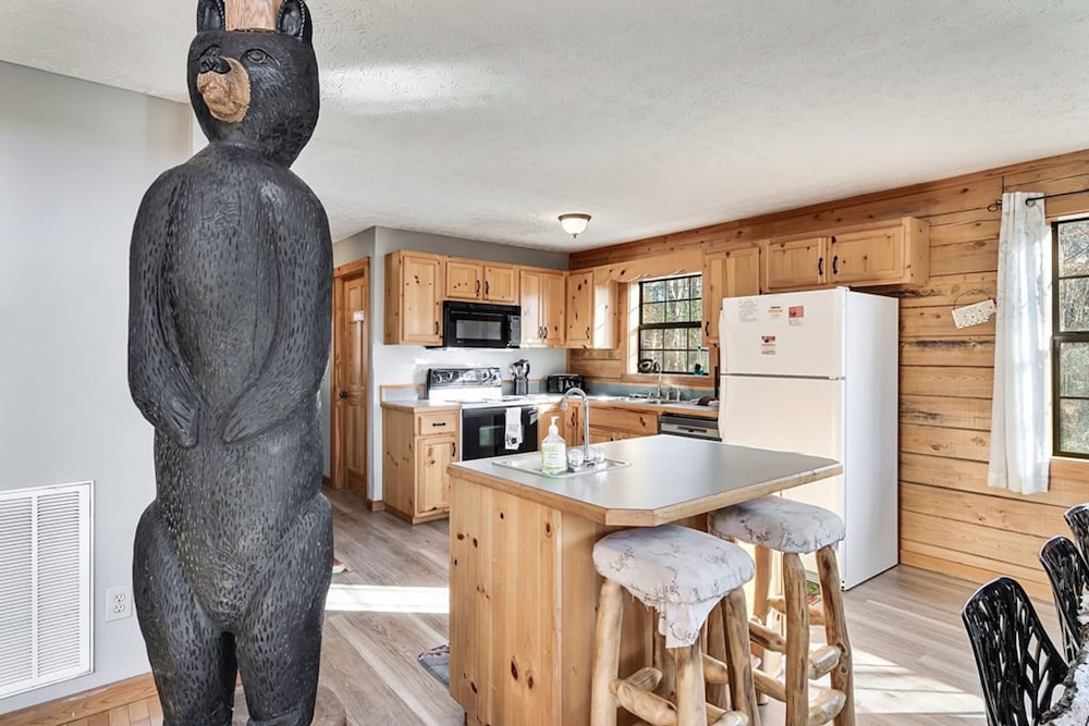 Stunning Cabin w Hot Tub Pool Table Arcades