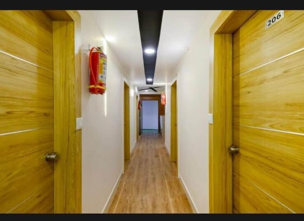 HOTEL SAFARI INN C G ROAD