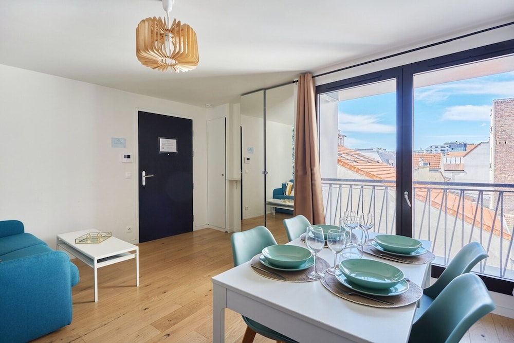Modern Apartment Boulogne Facing
