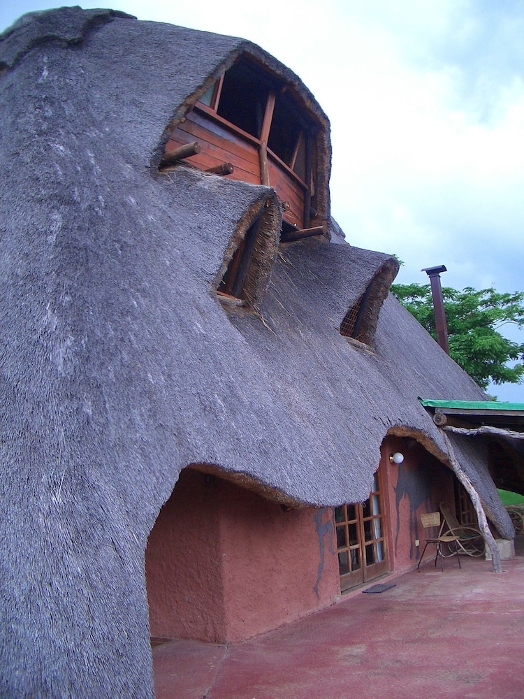 Nyangombe Safari Lodge