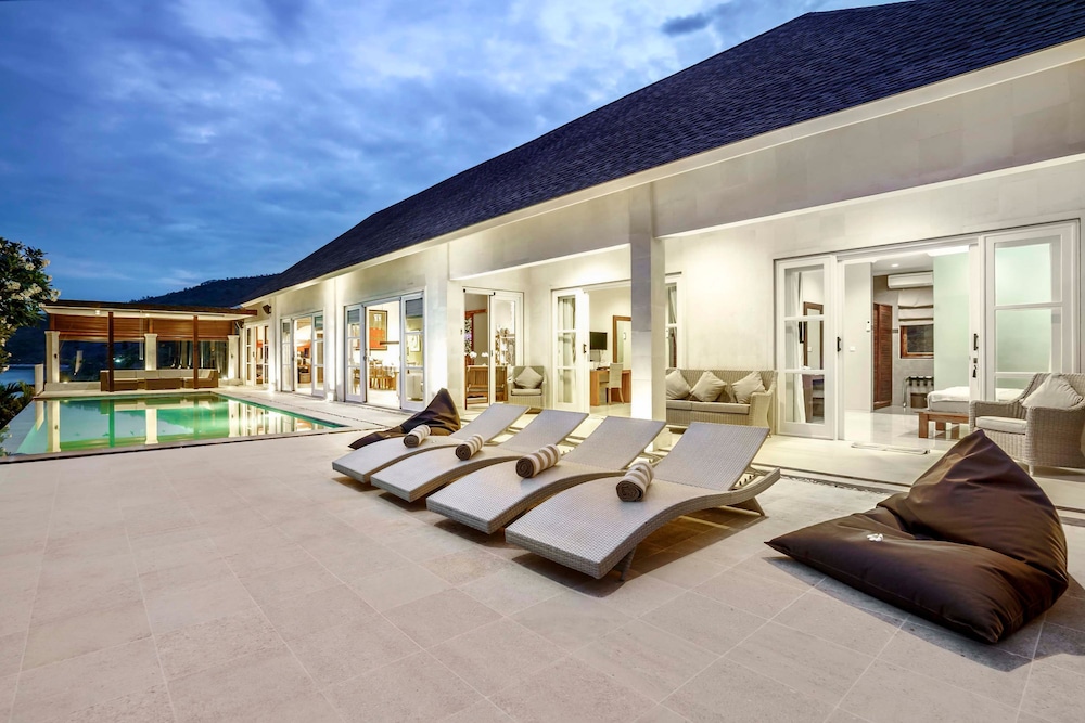 Villa Eden Roc by Alfred in Bali - Luxury Beachfront 3BR Villa With Infinity Pool Amed