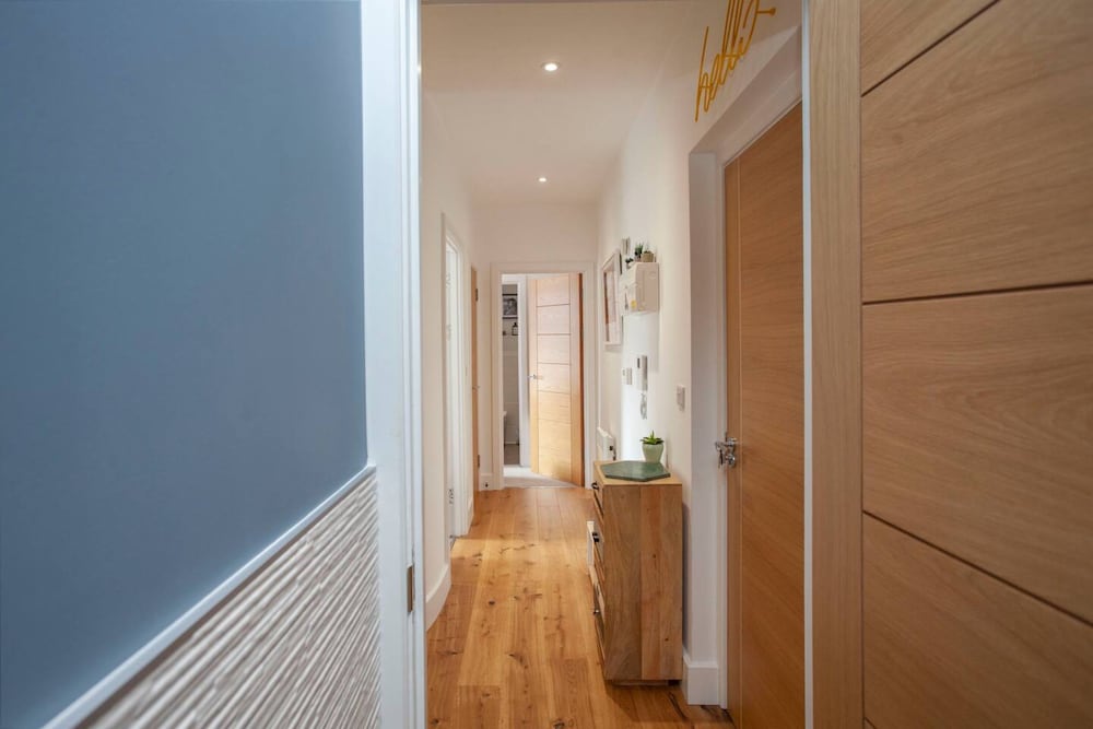 Central Designer 2 Bedroom Apartment in Portland Square view 4