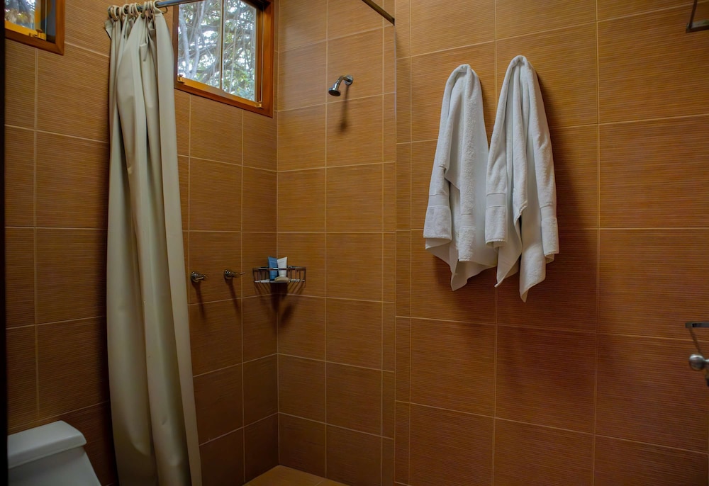w Elegant 5BR Home w Pool in Cieneguilla