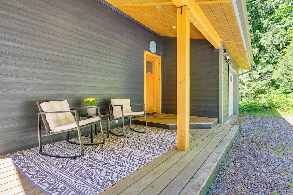Deck, Hot Tub & Views: Sleek Getaway in Index!