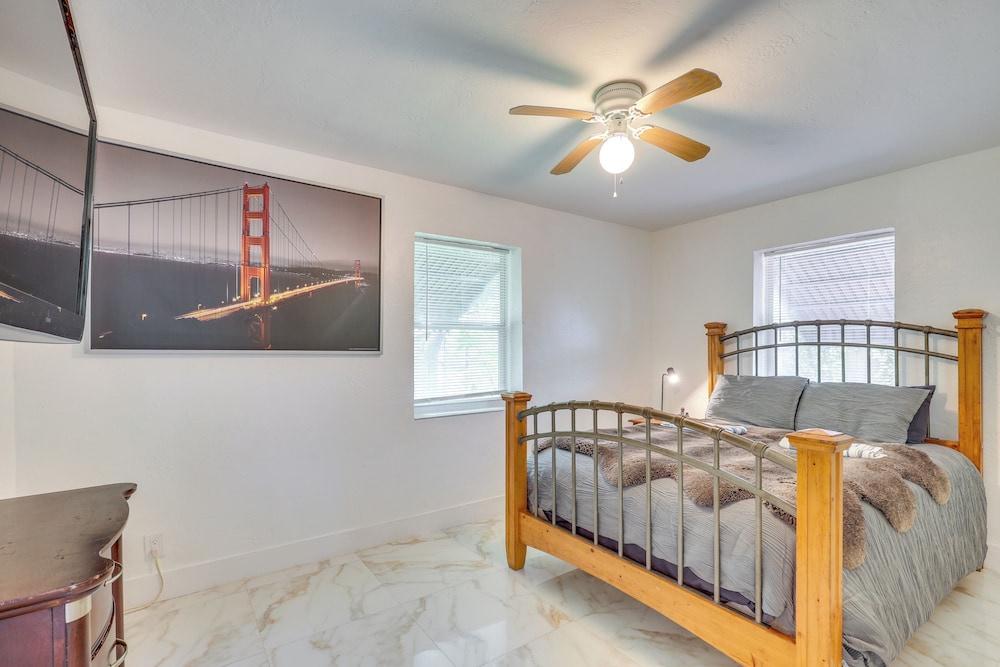 3 Mi to Beach: Hollywood Treehouse w/ Deck & Yard!