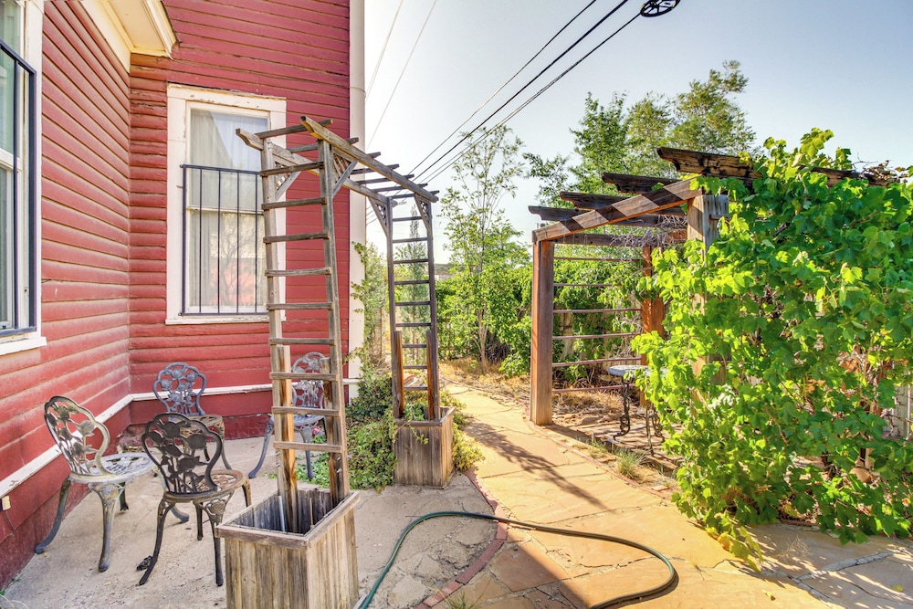 < 1 Mi to Downtown Abq: Historic Manor w/ Patio!
