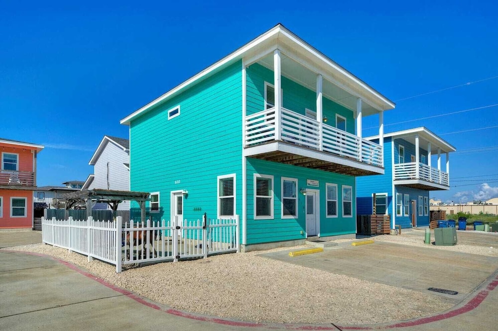 Sleeps 24, 2 Homes 2blocks to the Beach, Pool, Game Room, Patio w/ Outdoor Bar