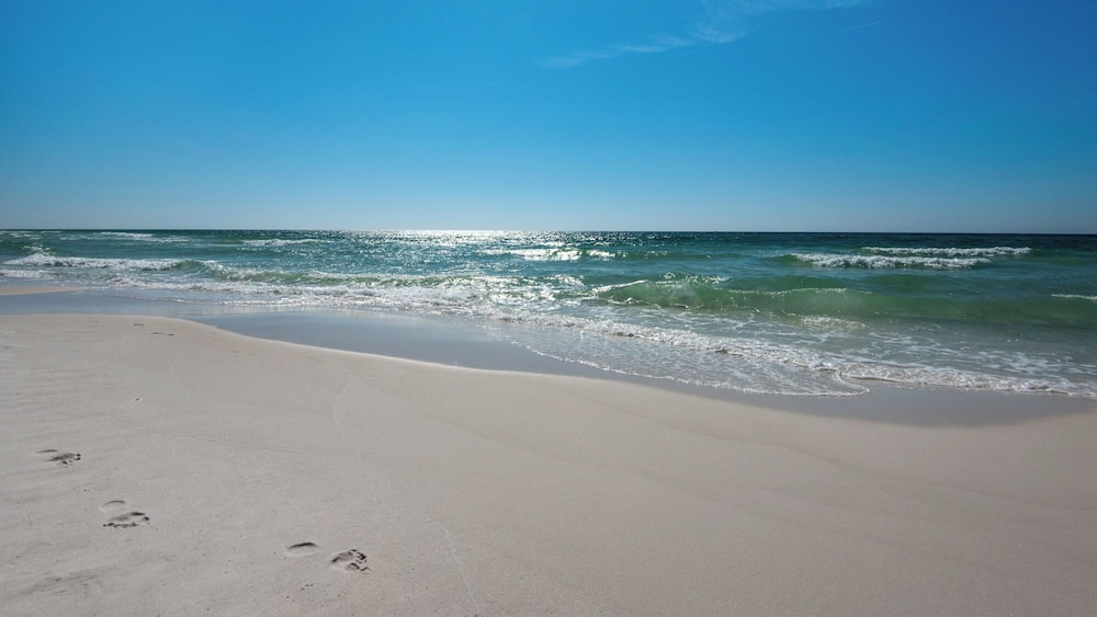 Sand Cliffs 108: Steps to Beach & Pool Access!