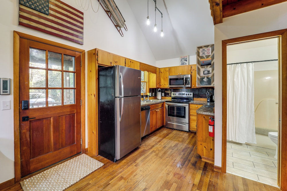 10 Mi to Sugar Mtn: Blue Ridge Family Cabin
