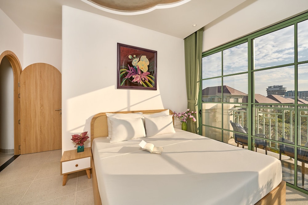Luxury 4 bedroom Solar Villa