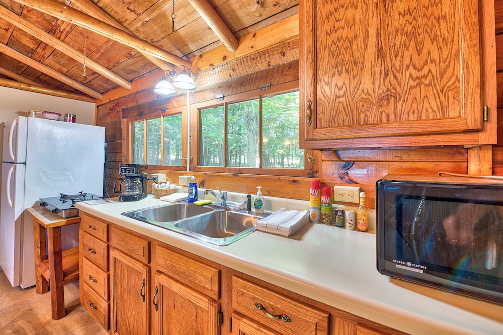 Lakefront Cabin w/ Beach Access: Levering Retreat