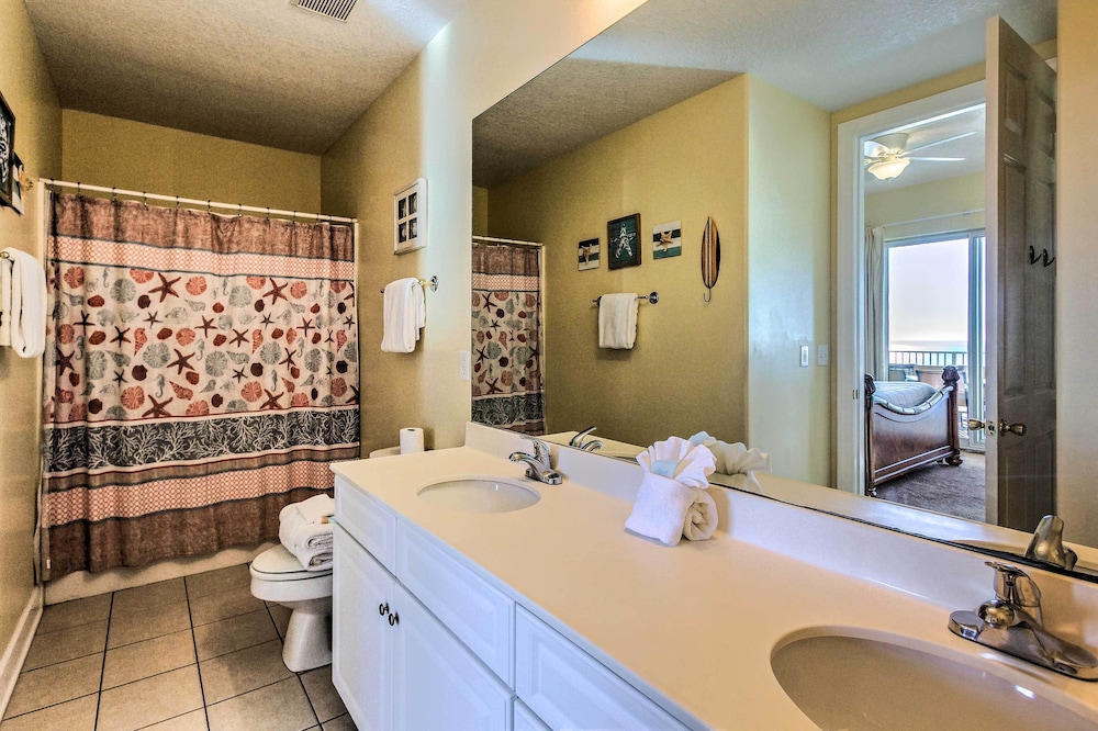 Beachfront Condo w/ Resort Amenities & Ocean Views