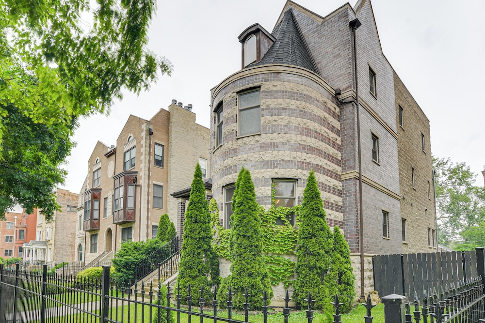 Walk to Lake Michigan: Chicago Apt w/ Deck