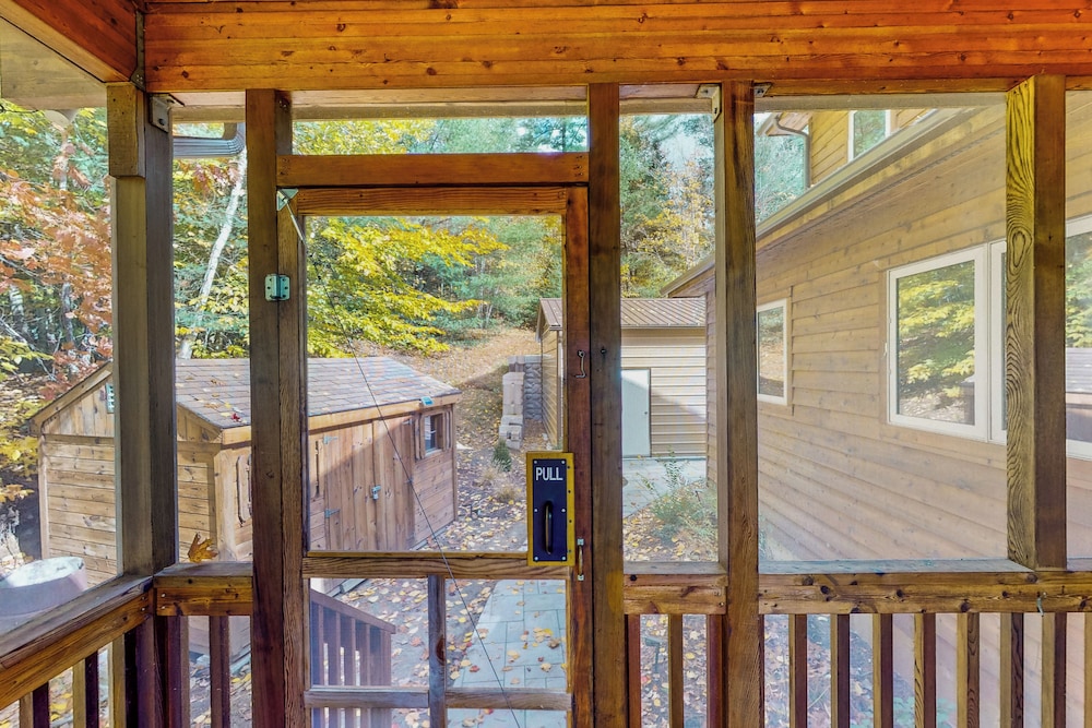 3BR Home w/ Private Hot Tub, Kayaks & Lake Views