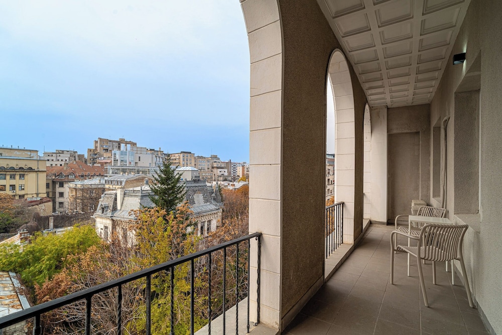 Loggia & Luxe 4BR Penthouse in Universitatii Area