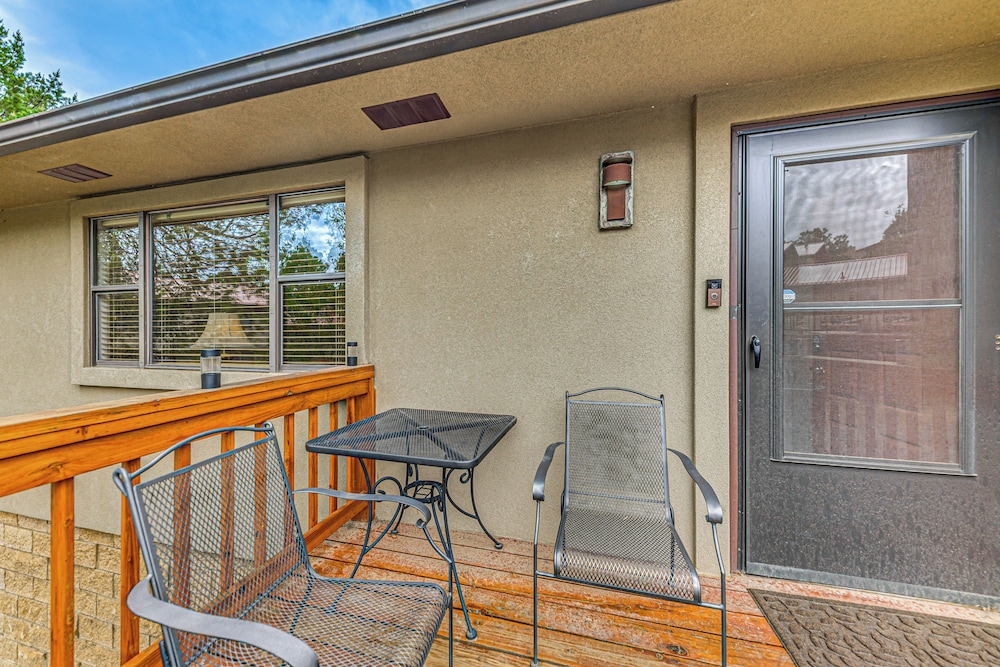 4 Mi to Dtwn: Cozy Family Condo in Ruidoso!
