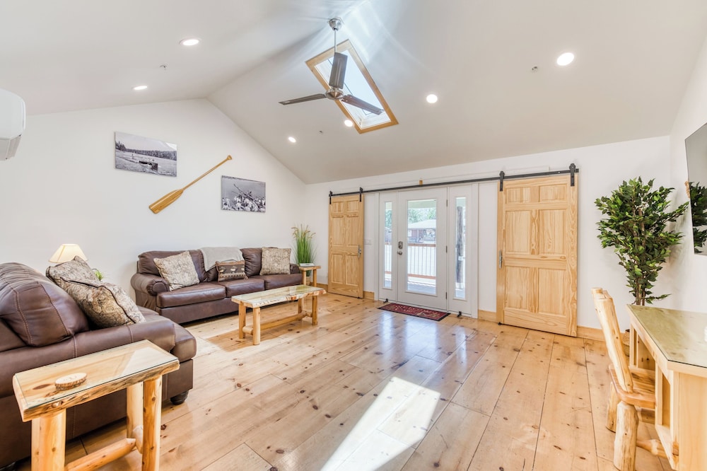 Cottage Like Suite With Private Hot Tub
