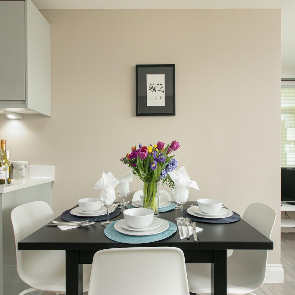 Gorgeous Oasis in the Heart of The Lanes Kingbed view 5