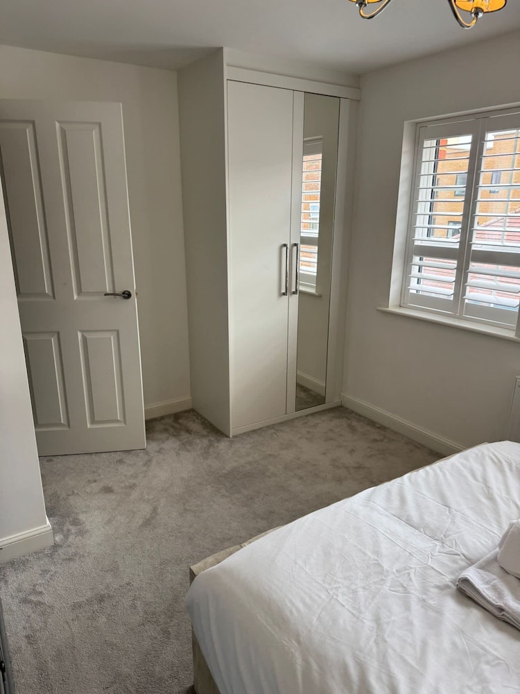 Luxurious Majestic 4 Bedroom- Free Parking