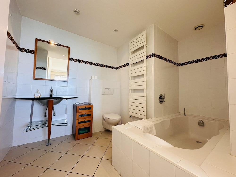 Large Light and Modern 2 Bedroomed Apartment in Cannes With Sea Views Pool and Lovely Terrace - 1503