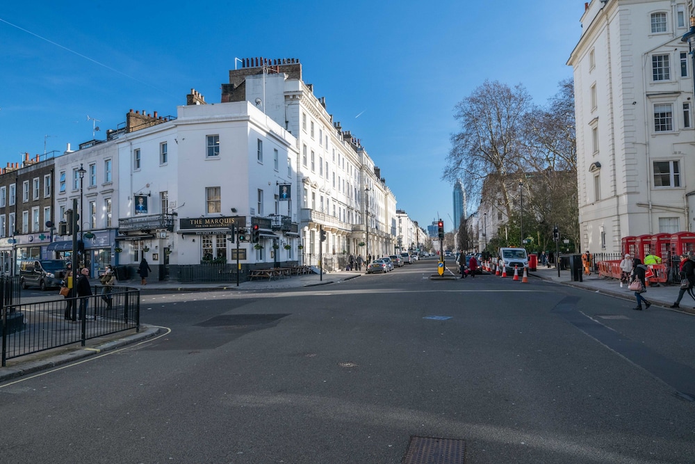 Modern Family Home close to Victoria Station