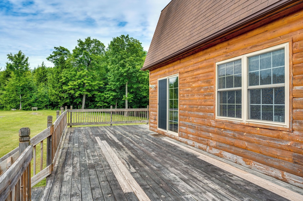 5 Mi to Jay Peak Resort: Cabin w/ Pond Access!