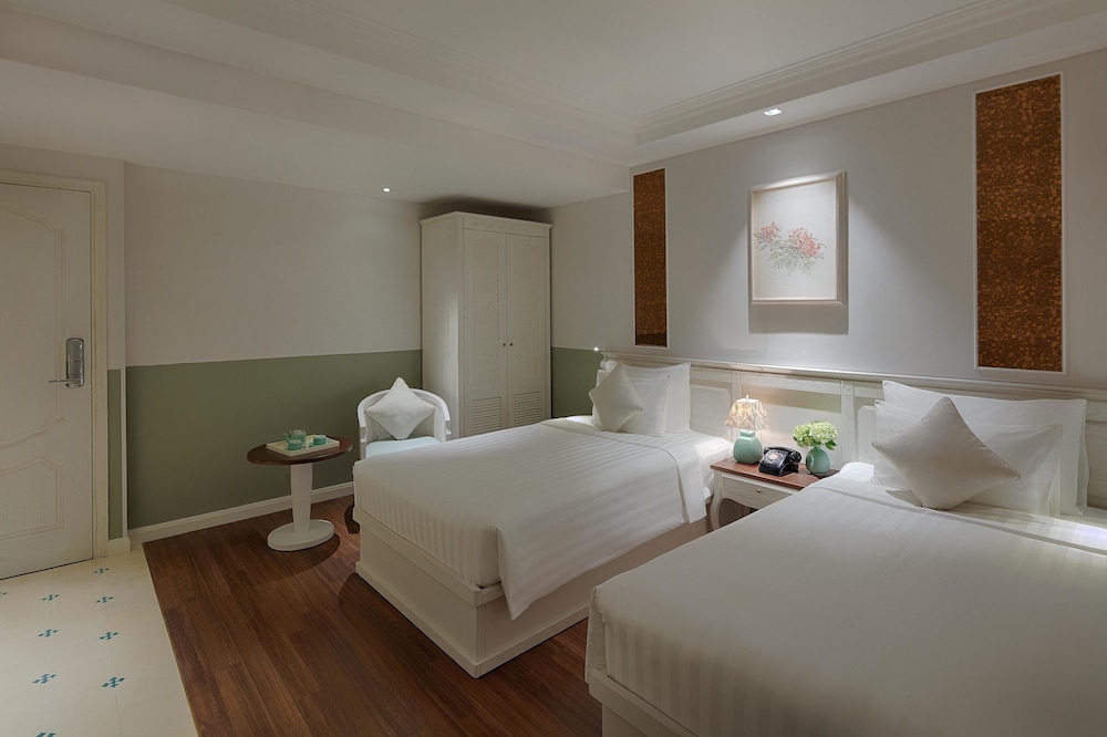 Au Lac Charner Hotel 75