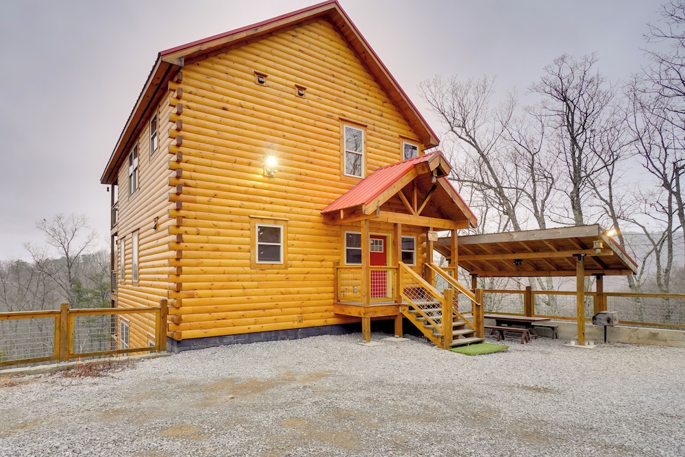 Hot Tub, Game Room & Mtn Views: Sevierville Cabin